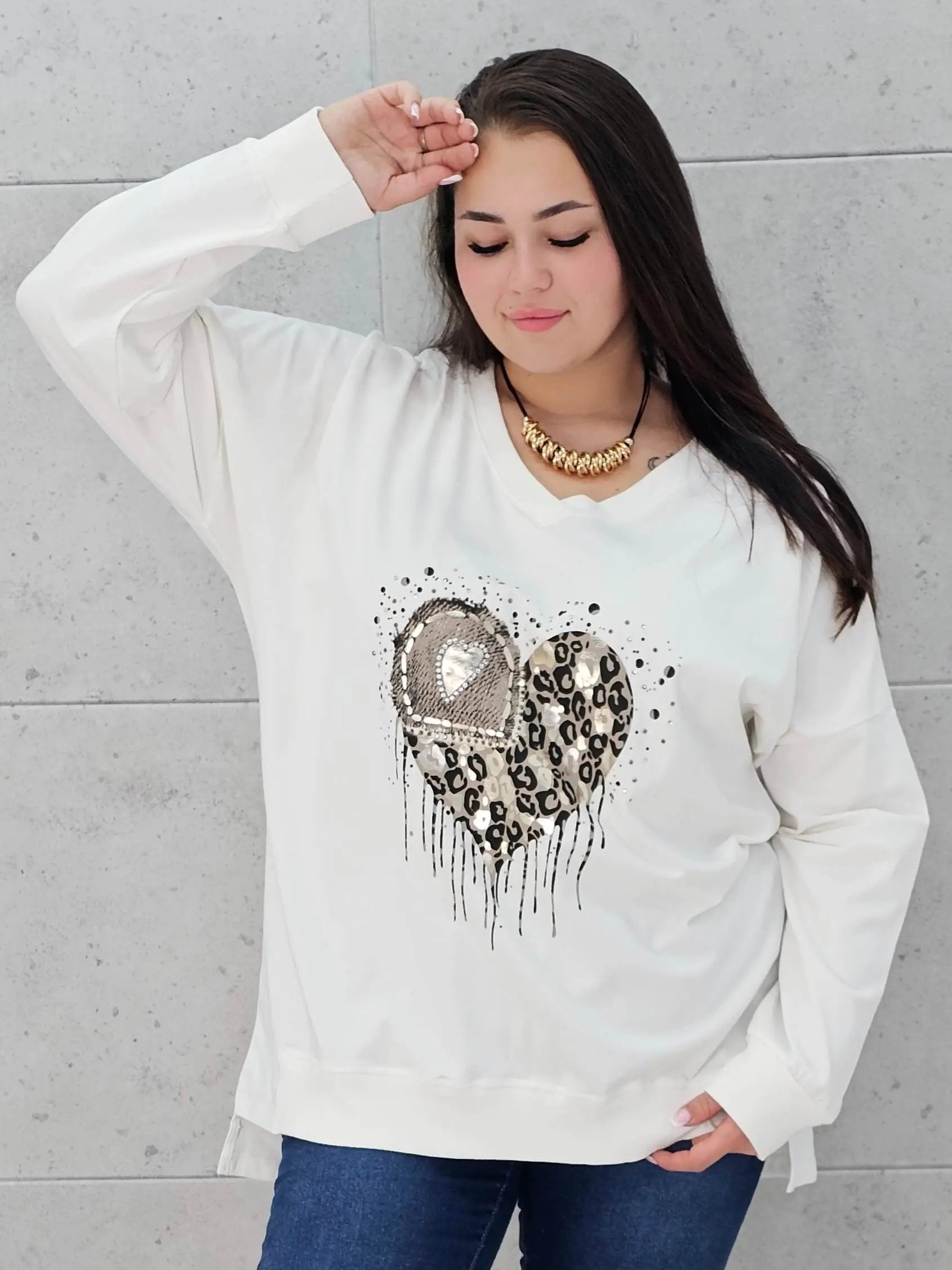 Bluzka plus size z sercem i cekinami – modny look XXL Stylowa XL