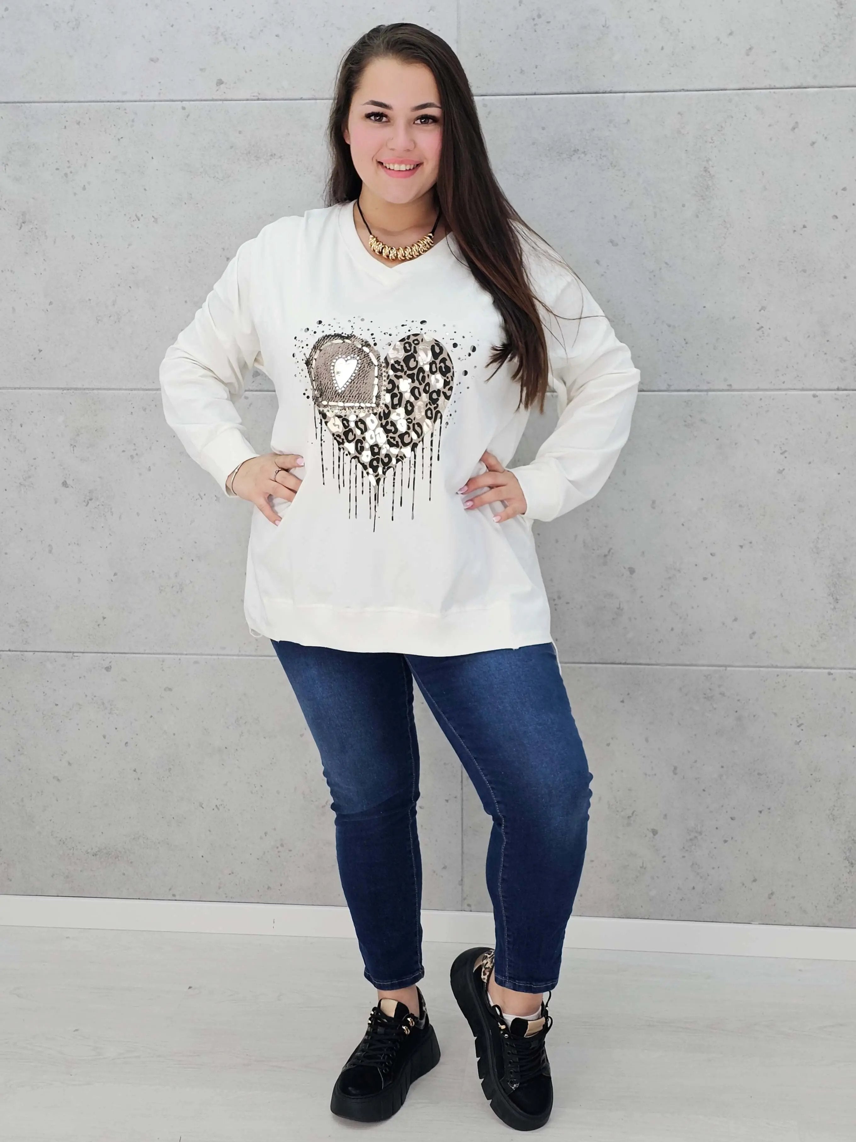Bluzka plus size z sercem i cekinami – modny look XXL Stylowa XL