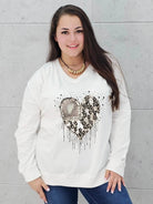 Bluzka plus size z sercem i cekinami – modny look XXL Stylowa XL