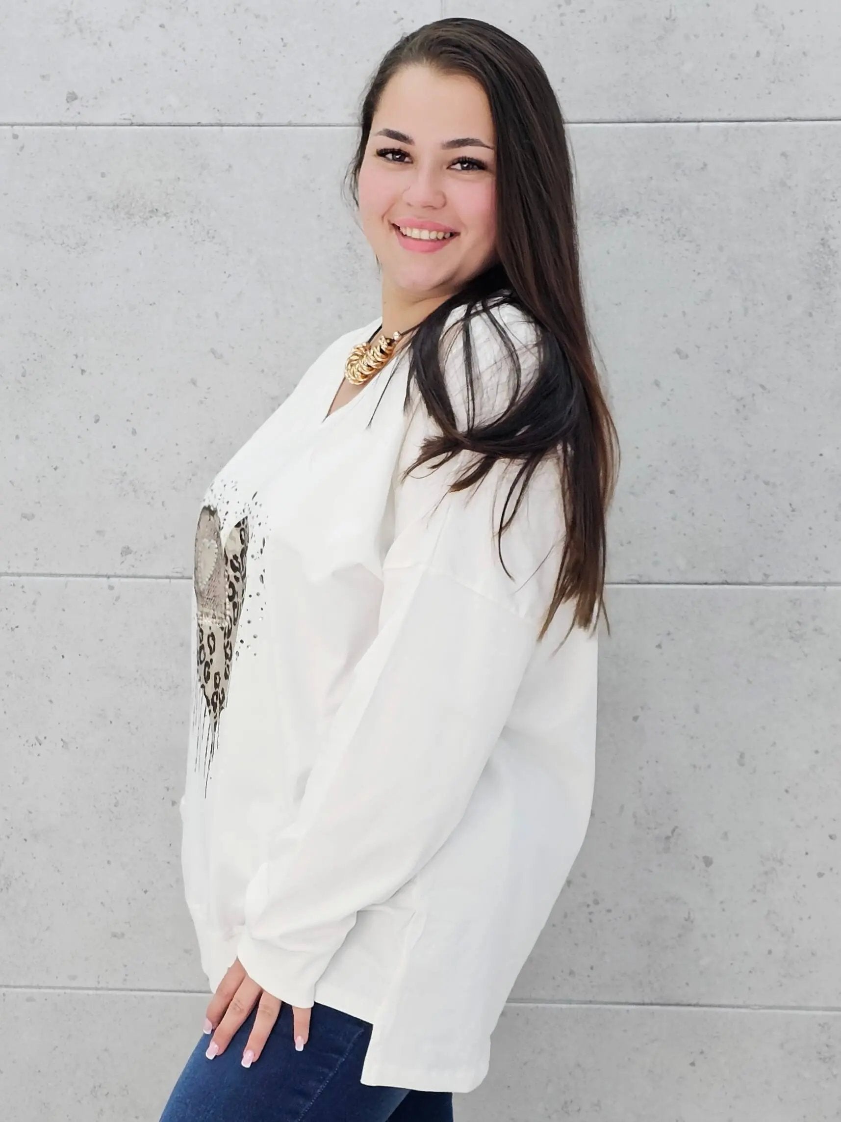 Bluzka plus size z sercem i cekinami – modny look XXL Stylowa XL