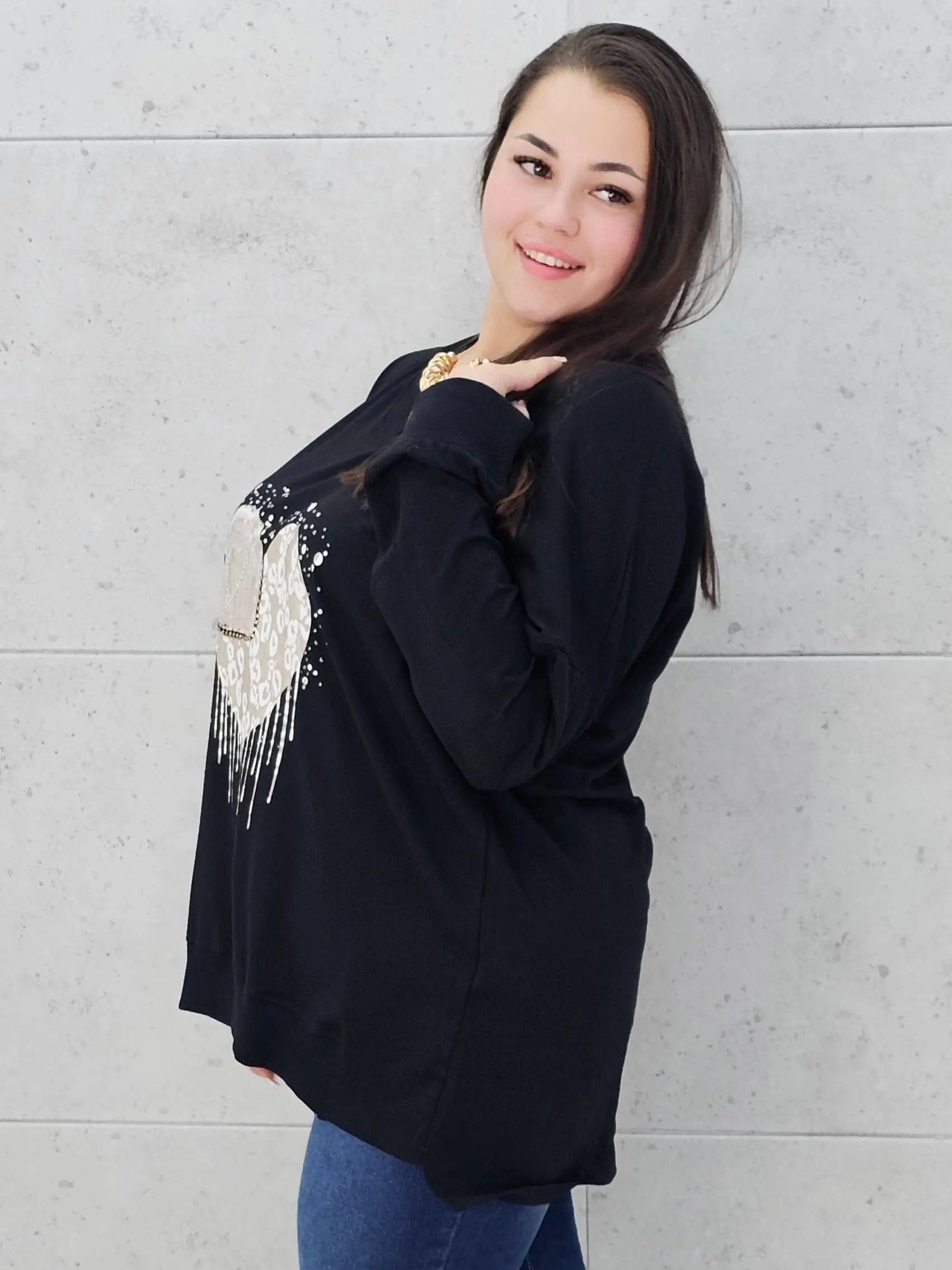 Bluzka plus size z sercem i cekinami – modny look XXL Stylowa XL