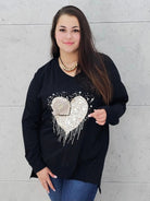 Bluzka plus size z sercem i cekinami – modny look XXL Stylowa XL