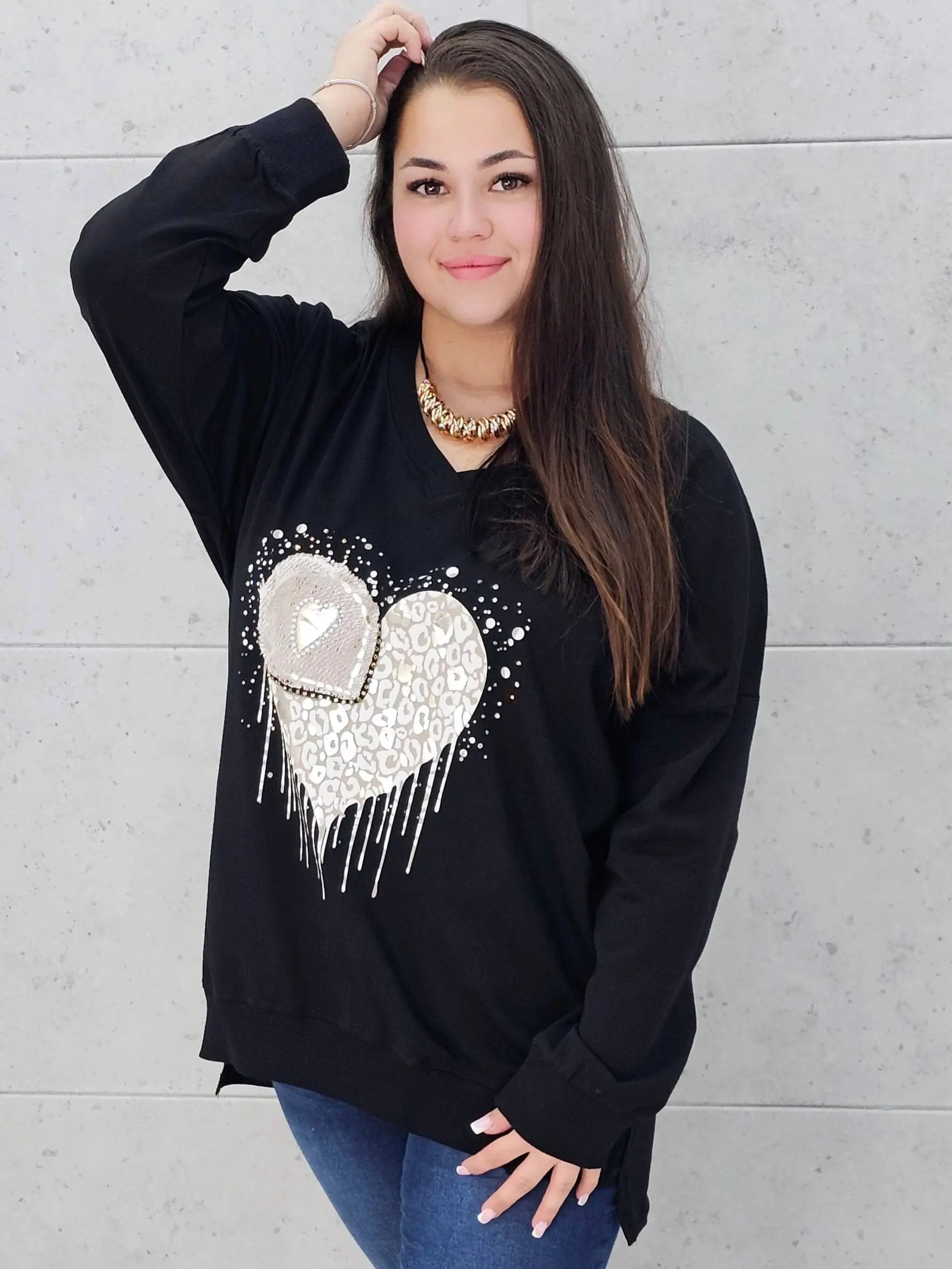 Bluzka plus size z sercem i cekinami – modny look XXL Stylowa XL