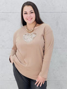 Bluzka plus size z serduszkiem – kobiecy blask w wersji XL Stylowa XL