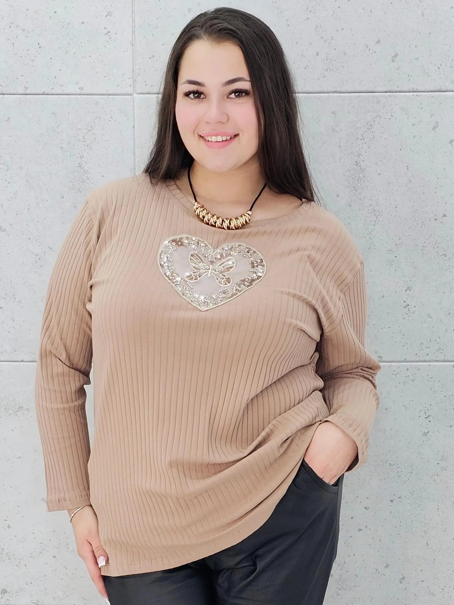 Bluzka plus size z serduszkiem – kobiecy blask w wersji XL Stylowa XL