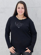 Bluzka plus size z serduszkiem – kobiecy blask w wersji XL Stylowa XL