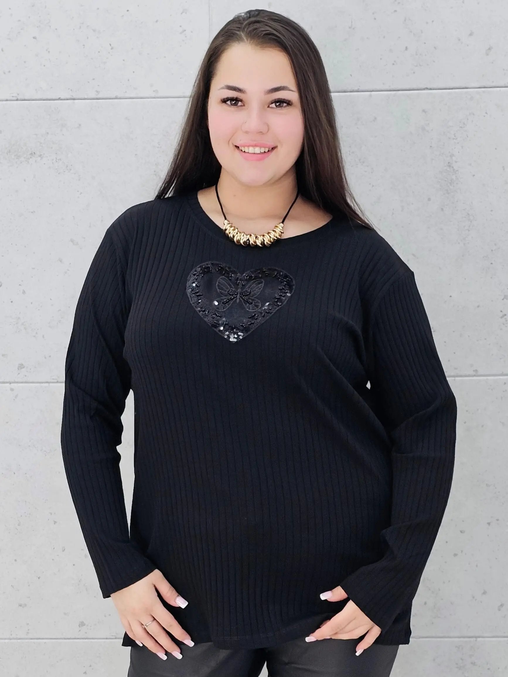 Bluzka plus size z serduszkiem – kobiecy blask w wersji XL Stylowa XL