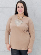 Bluzka plus size z serduszkiem – kobiecy blask w wersji XL Stylowa XL