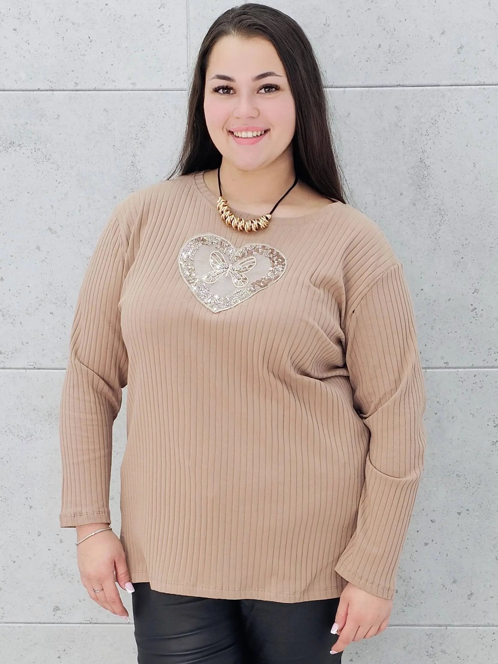 Bluzka plus size z serduszkiem – kobiecy blask w wersji XL Stylowa XL