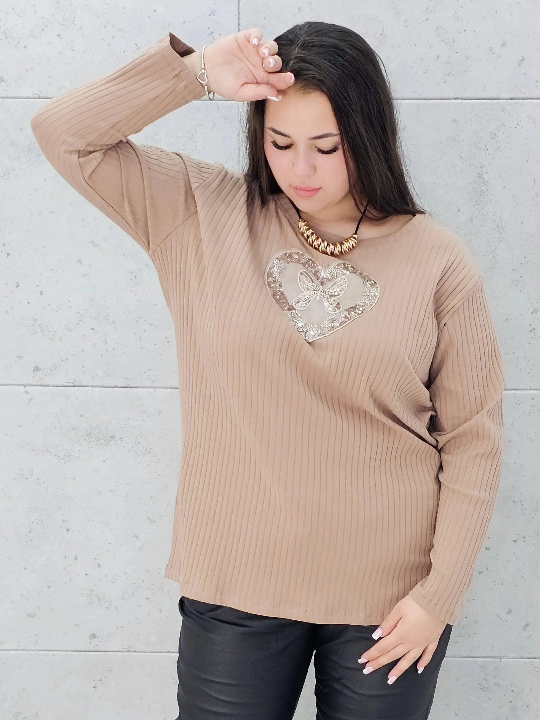 Bluzka plus size z serduszkiem – kobiecy blask w wersji XL Stylowa XL