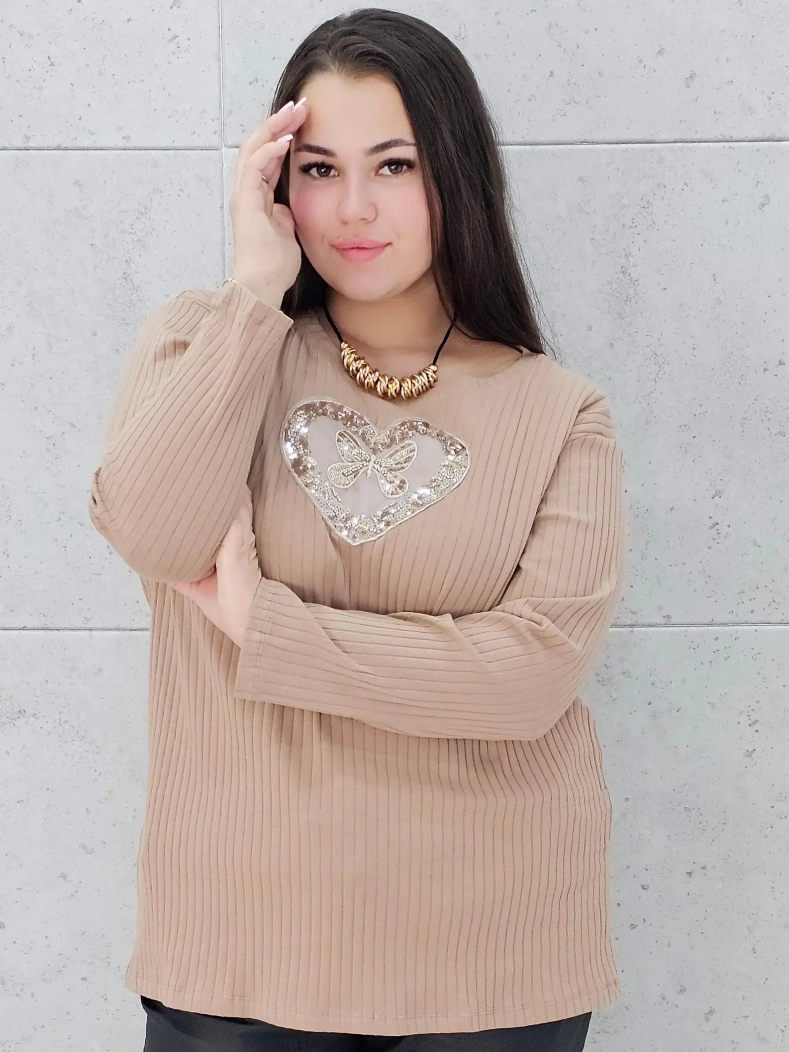 Bluzka plus size z serduszkiem – kobiecy blask w wersji XL Stylowa XL