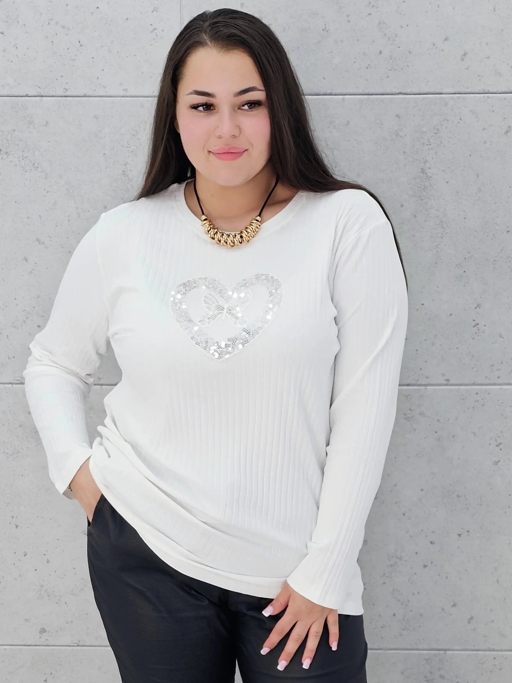 Bluzka plus size z serduszkiem – kobiecy blask w wersji XL Stylowa XL