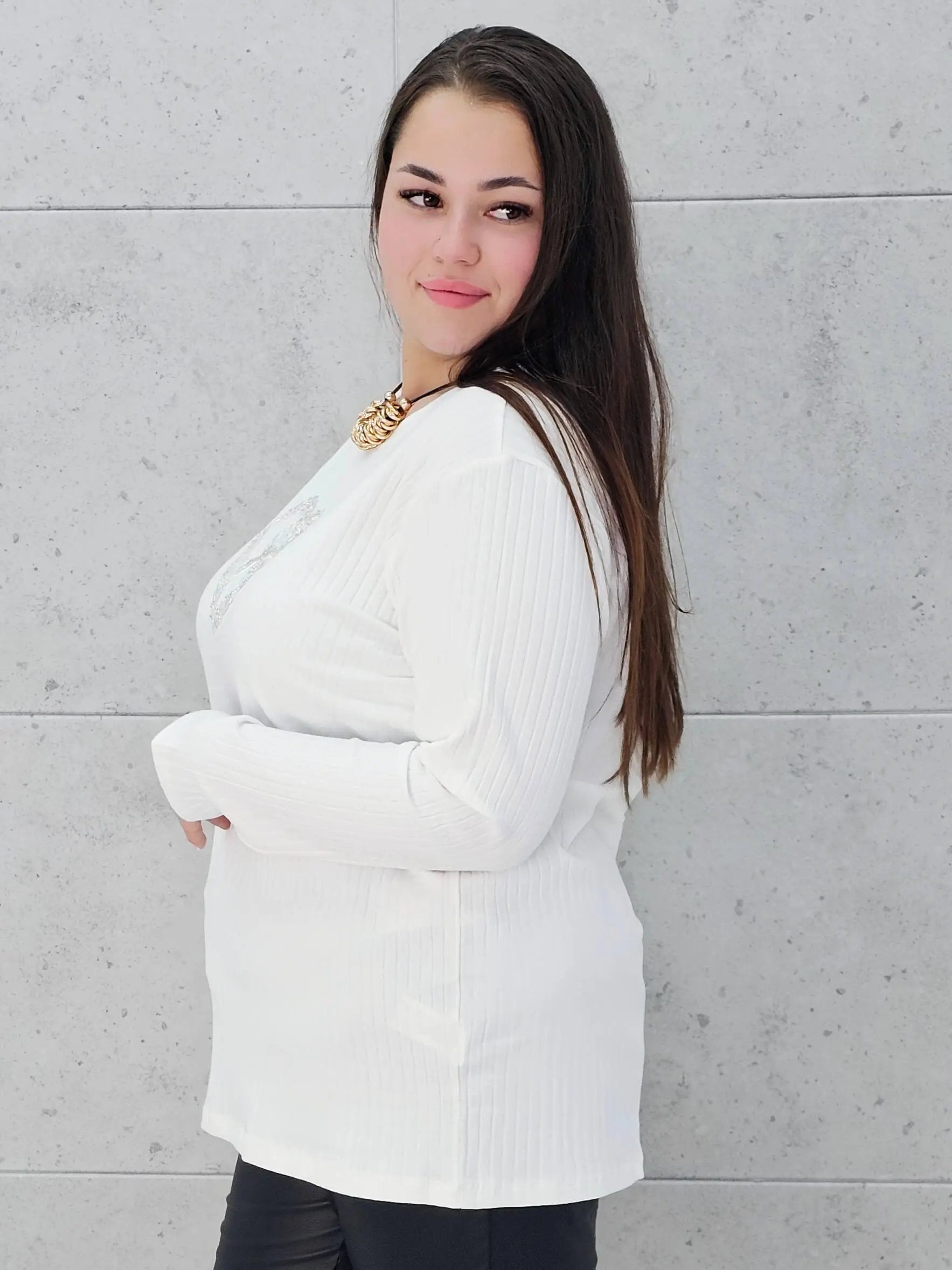 Bluzka plus size z serduszkiem – kobiecy blask w wersji XL Stylowa XL