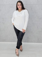 Bluzka plus size z serduszkiem – kobiecy blask w wersji XL Stylowa XL