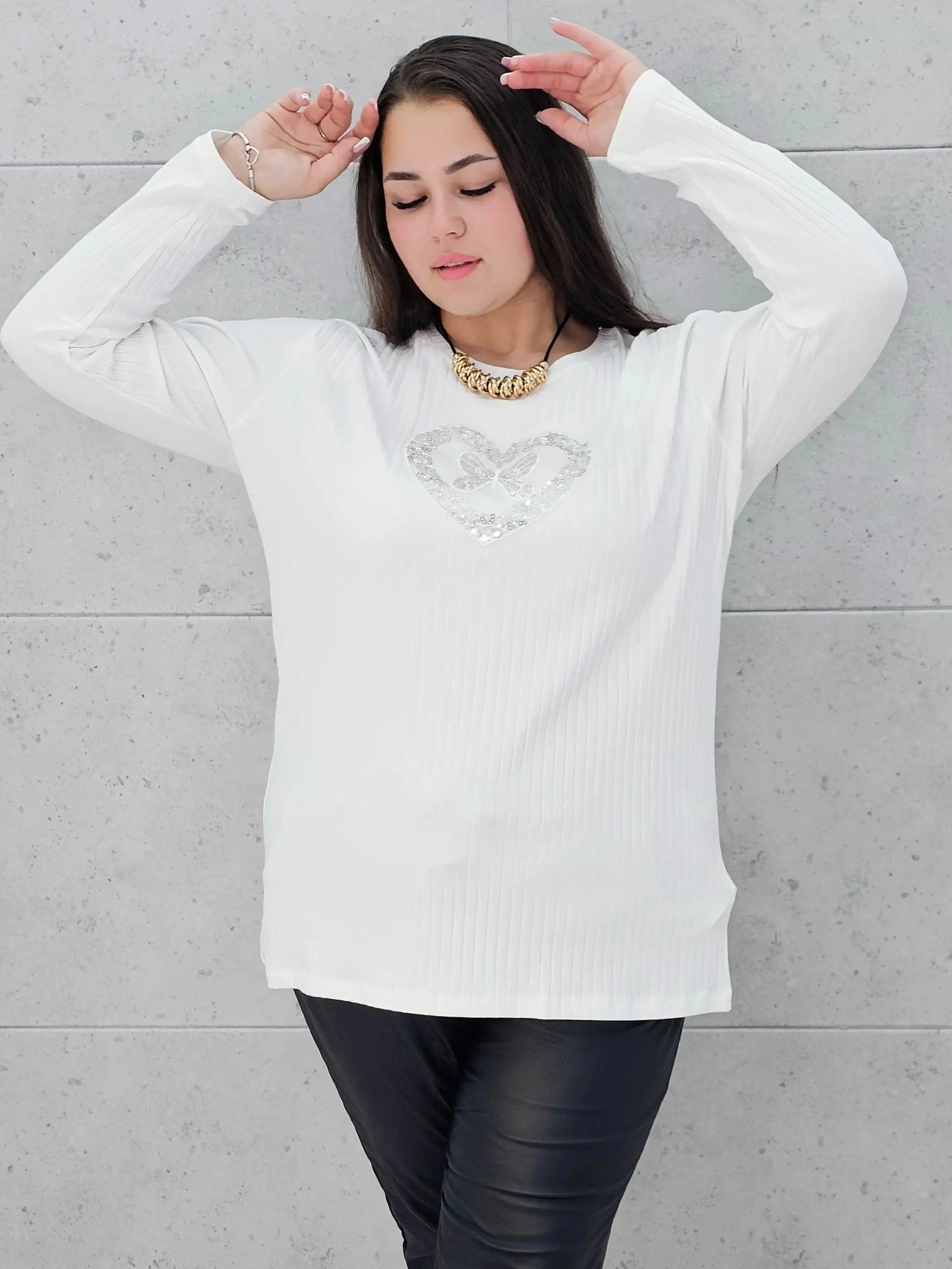 Bluzka plus size z serduszkiem – kobiecy blask w wersji XL Stylowa XL