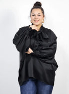 Bluzka plus size z wiązaniem przy szyi – elegancka bluzka XXL do stylizacji codziennych i wizytowych Stylowa XL