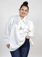 Bluzka plus size z wiązaniem przy szyi – elegancka bluzka XXL do stylizacji codziennych i wizytowych Stylowa XL