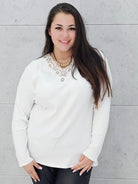 Bluzka prążkowana plus size z koronką - elegancja i wygoda Stylowa XL