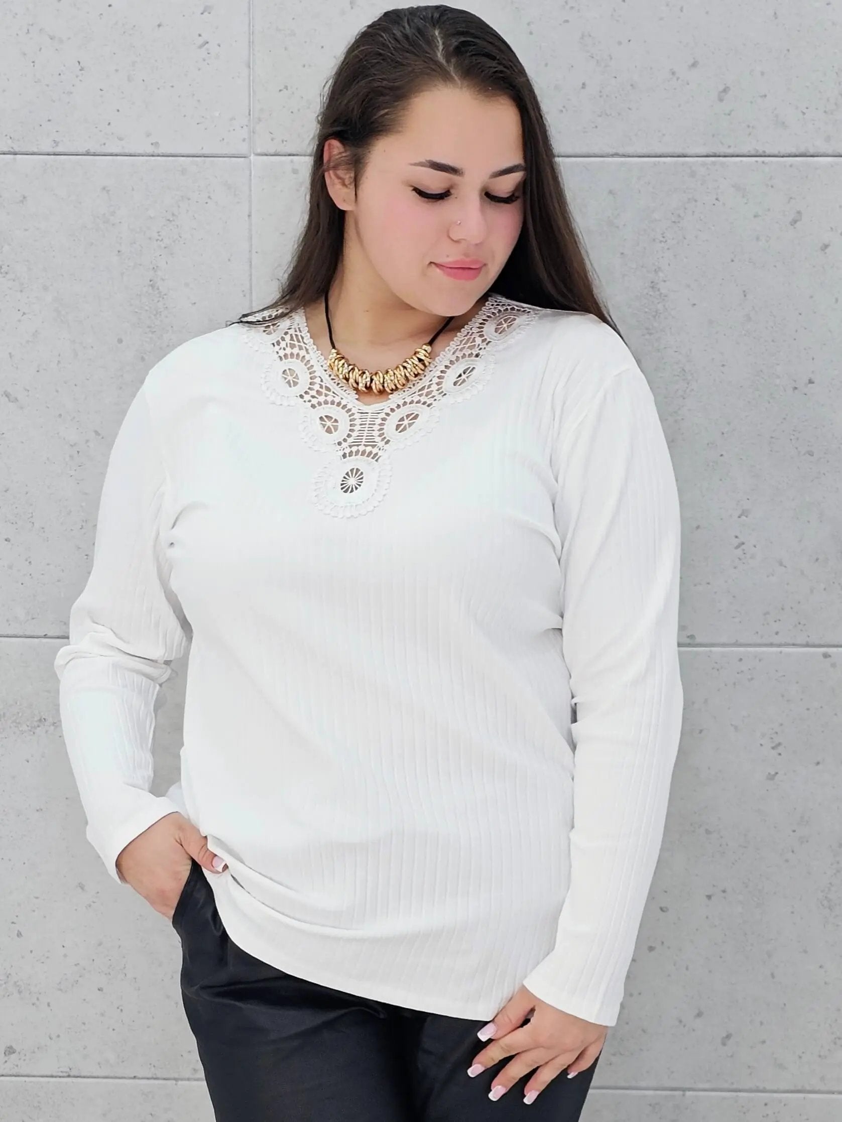 Bluzka prążkowana plus size z koronką - elegancja i wygoda Stylowa XL