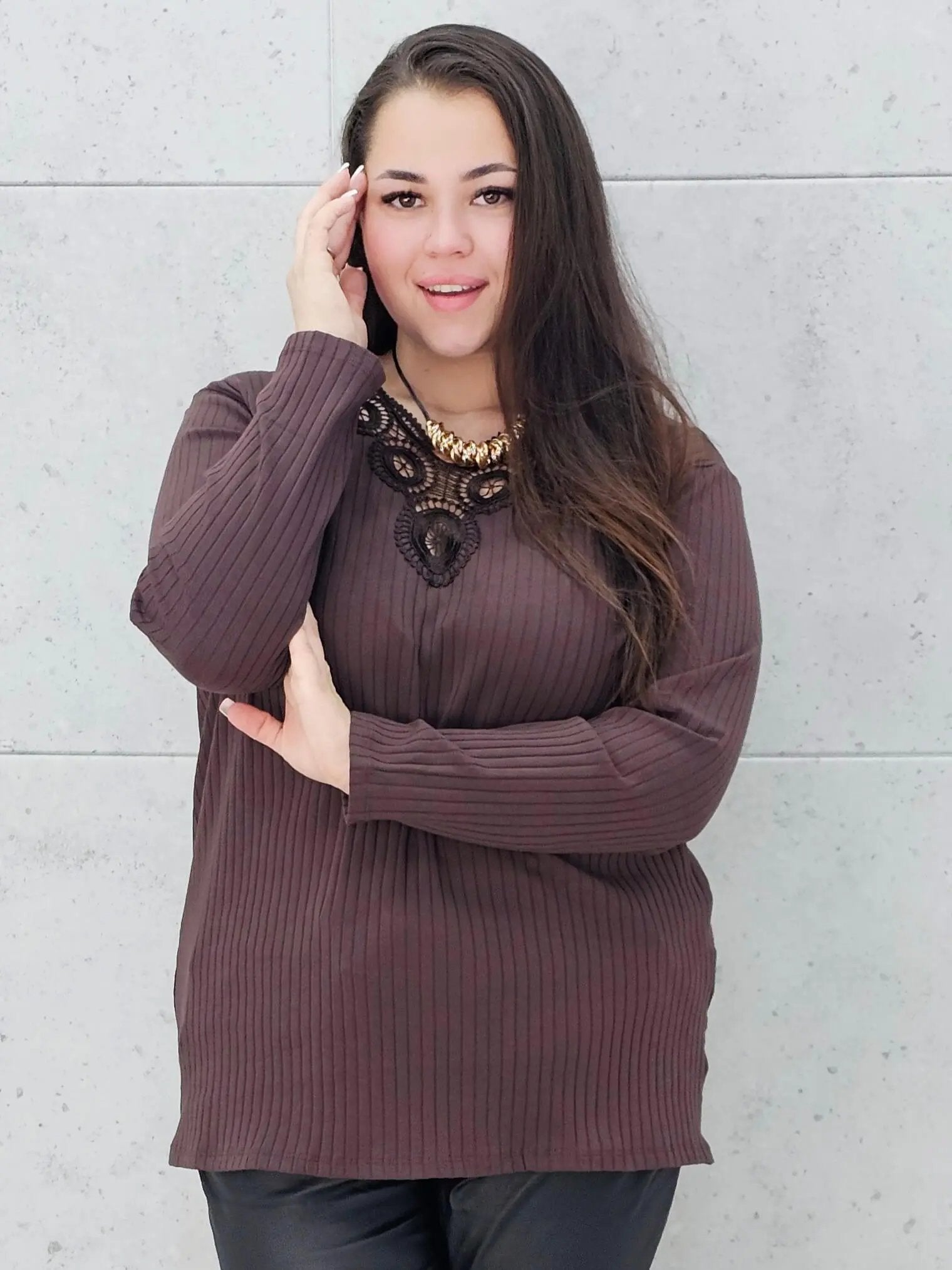 Bluzka prążkowana plus size z koronką - elegancja i wygoda Stylowa XL