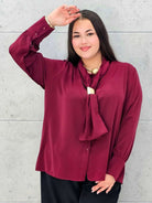 Bluzka satynowa plus size z ozdobnym wiązaniem – bordowa, czarna i czekoladowa Stylowa XL - Stylowa XL