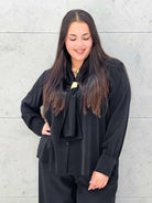 Bluzka satynowa plus size z ozdobnym wiązaniem – bordowa, czarna i czekoladowa Stylowa XL - Stylowa XL