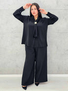 Bluzka satynowa plus size z ozdobnym wiązaniem – bordowa, czarna i czekoladowa Stylowa XL - Stylowa XL