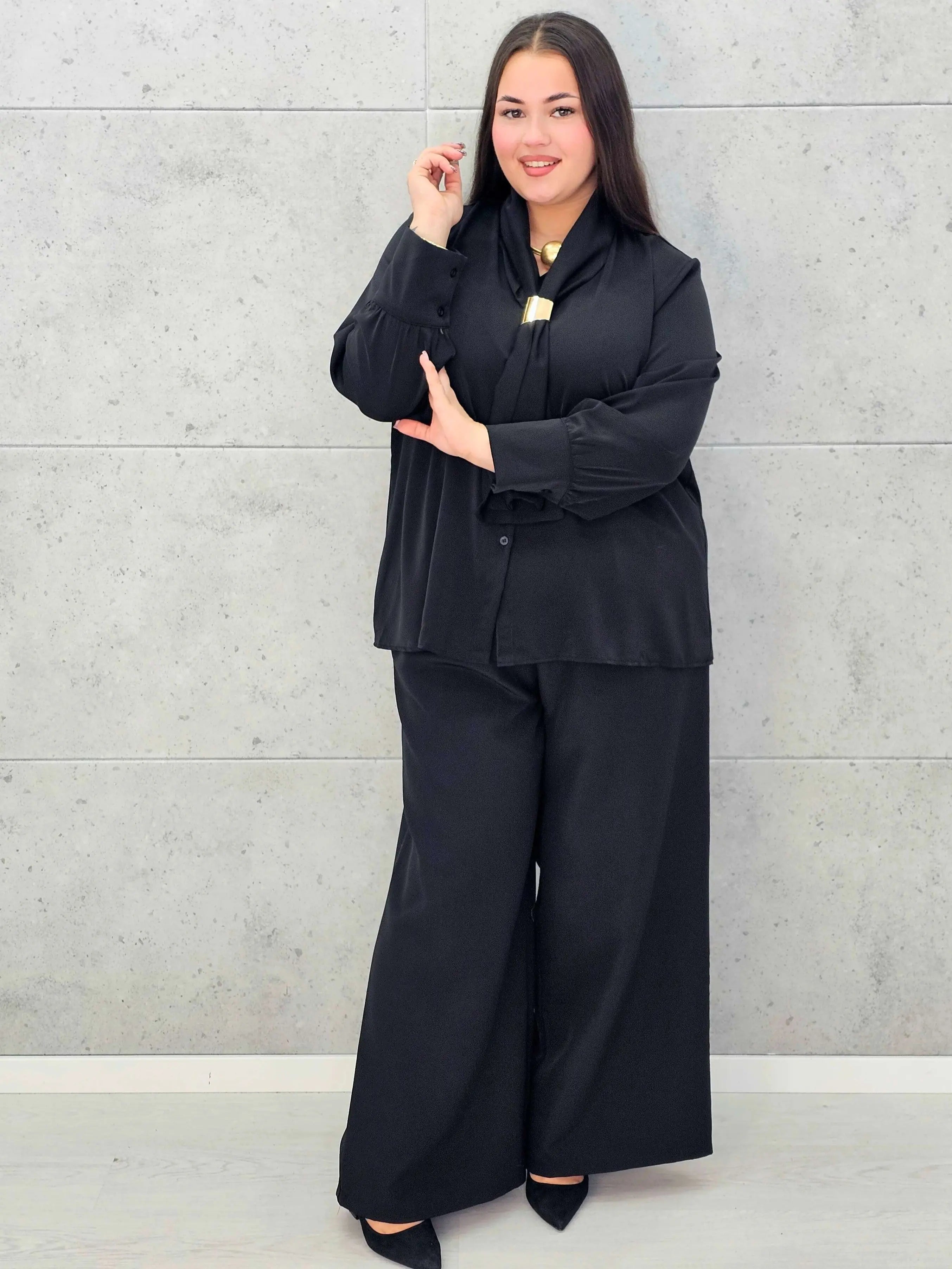 Bluzka satynowa plus size z ozdobnym wiązaniem – bordowa, czarna i czekoladowa Stylowa XL - Stylowa XL