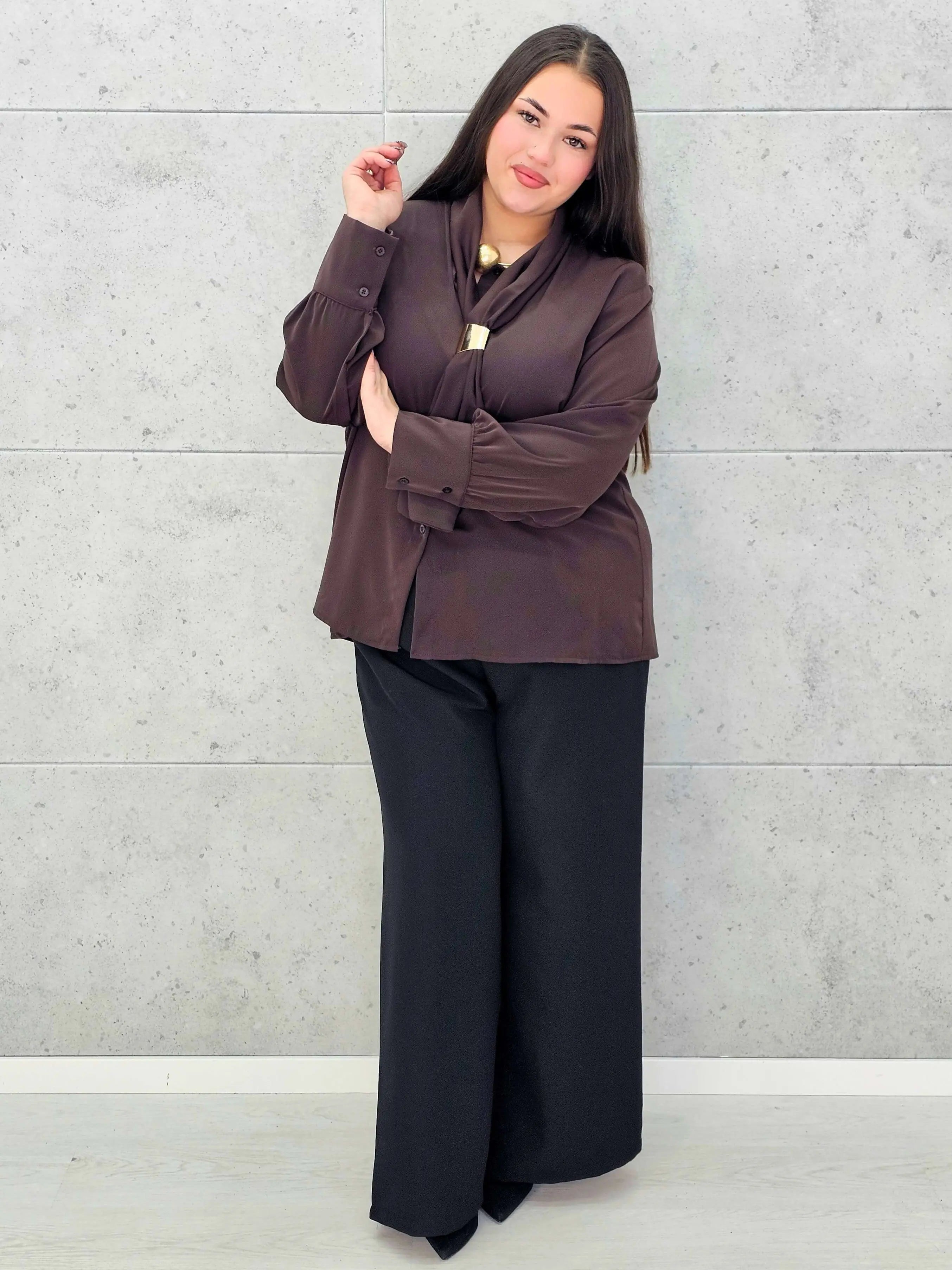 Bluzka satynowa plus size z ozdobnym wiązaniem – bordowa, czarna i czekoladowa Stylowa XL - Stylowa XL