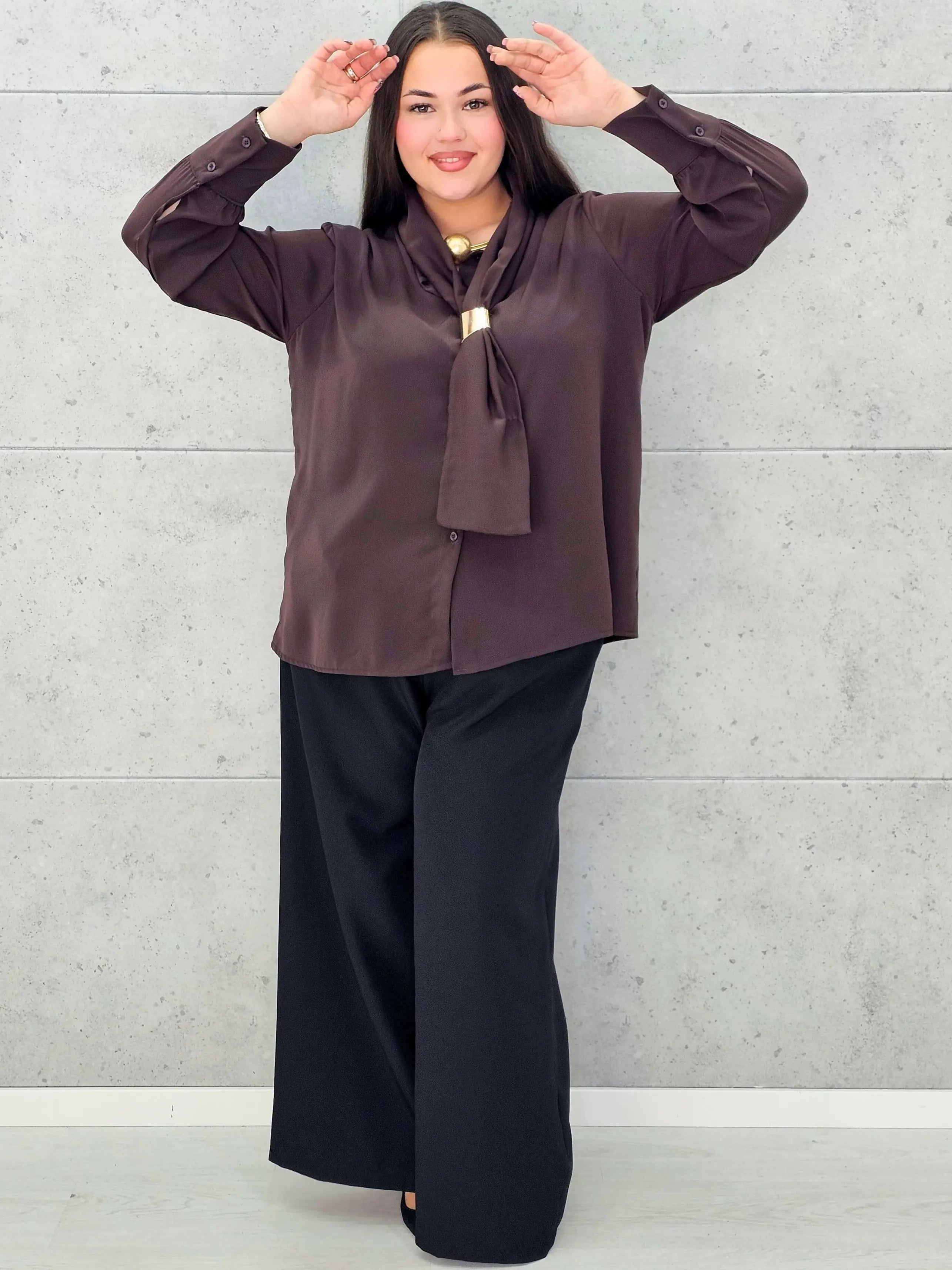 Bluzka satynowa plus size z ozdobnym wiązaniem – bordowa, czarna i czekoladowa Stylowa XL - Stylowa XL