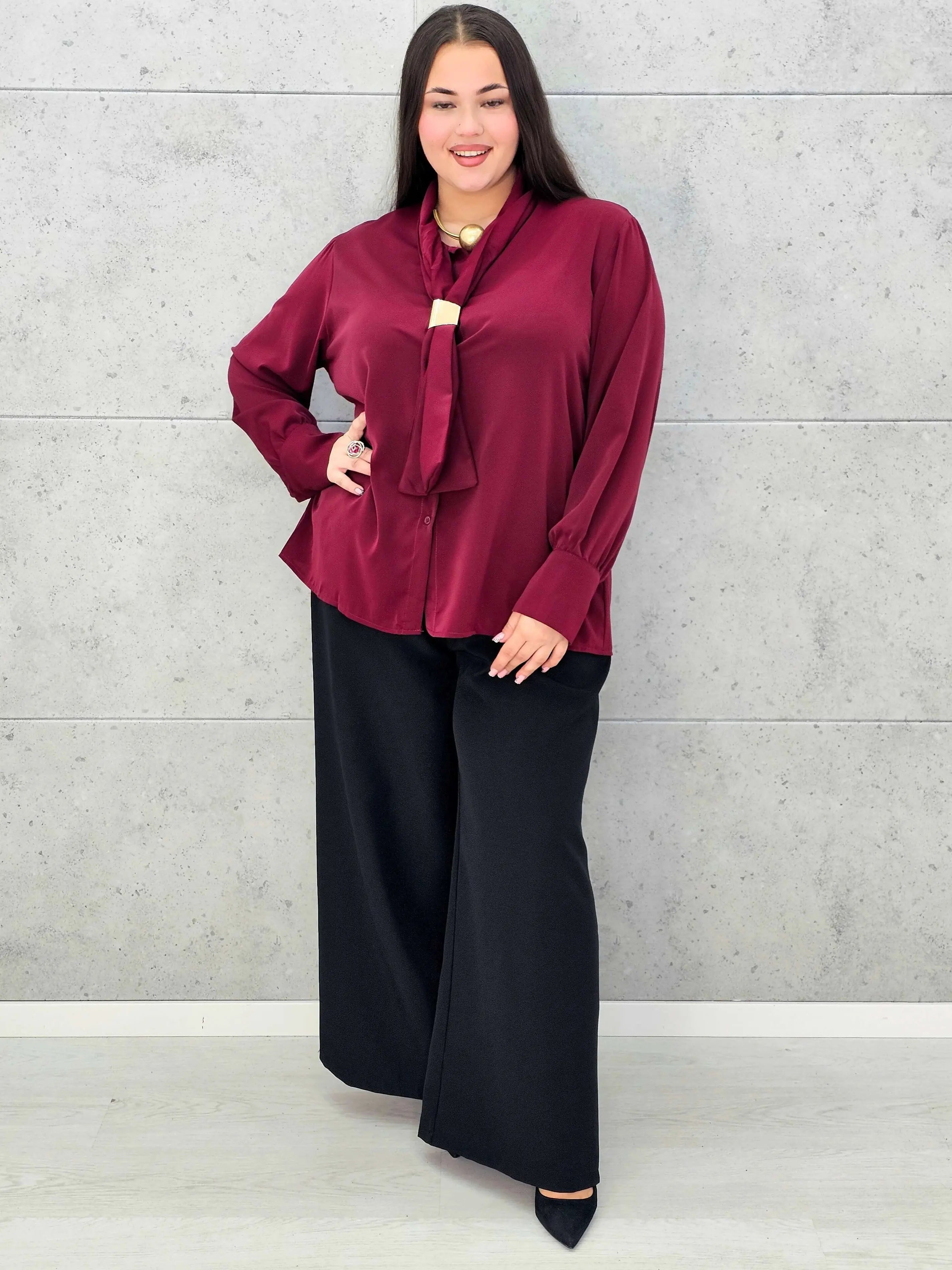 Bluzka satynowa plus size z ozdobnym wiązaniem – bordowa, czarna i czekoladowa Stylowa XL - Stylowa XL