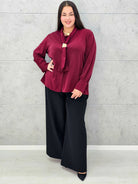 Bluzka satynowa plus size z ozdobnym wiązaniem – bordowa, czarna i czekoladowa Stylowa XL - Stylowa XL