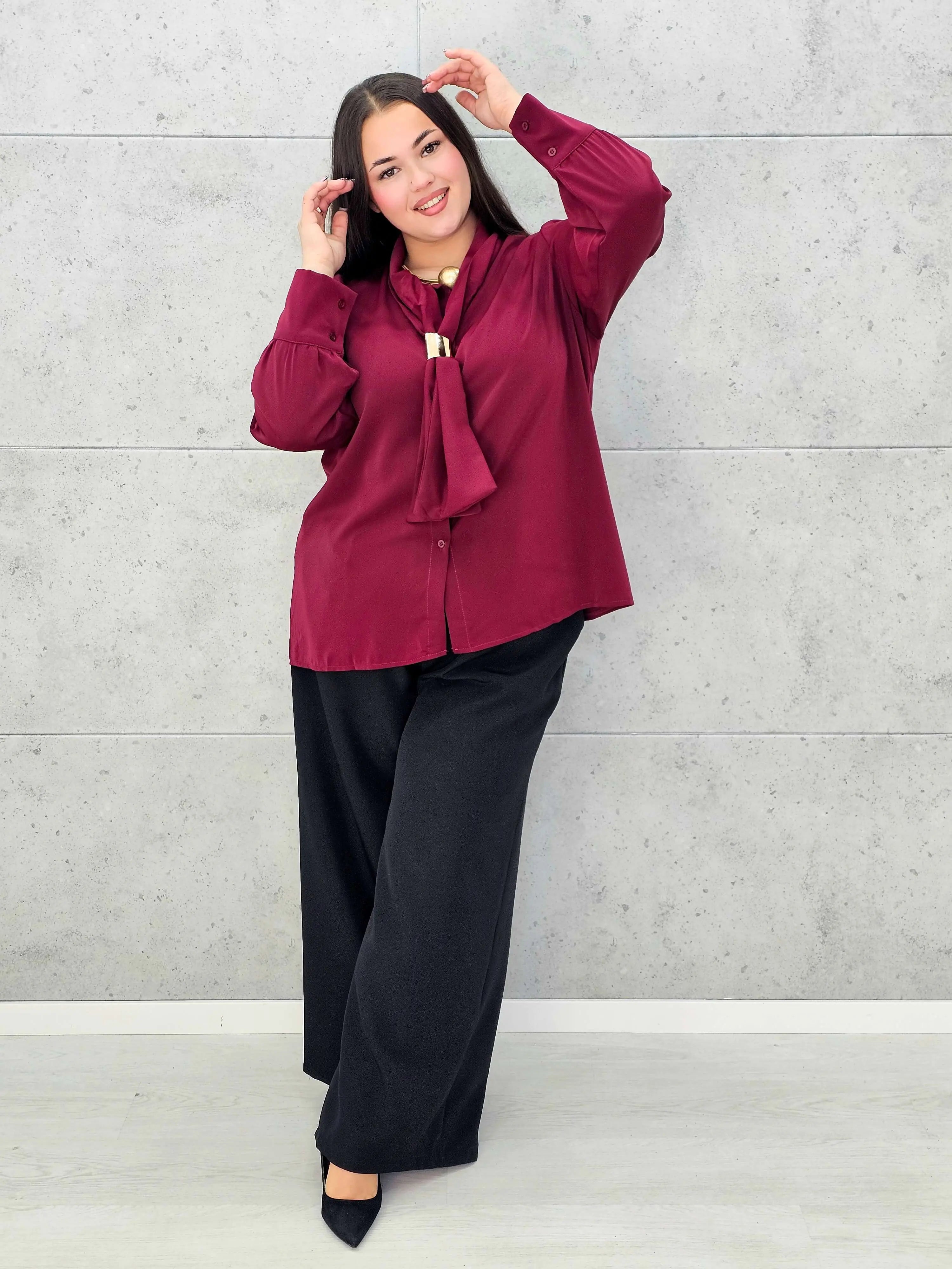 Bluzka satynowa plus size z ozdobnym wiązaniem – bordowa, czarna i czekoladowa Stylowa XL - Stylowa XL