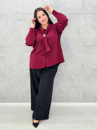 Bluzka satynowa plus size z ozdobnym wiązaniem – bordowa, czarna i czekoladowa Stylowa XL - Stylowa XL