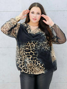 bluzka w panterkę z lejącym dekoltem plus size – przód
