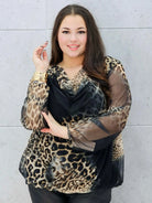 bluzka w panterkę z lejącym dekoltem plus size – na modelce