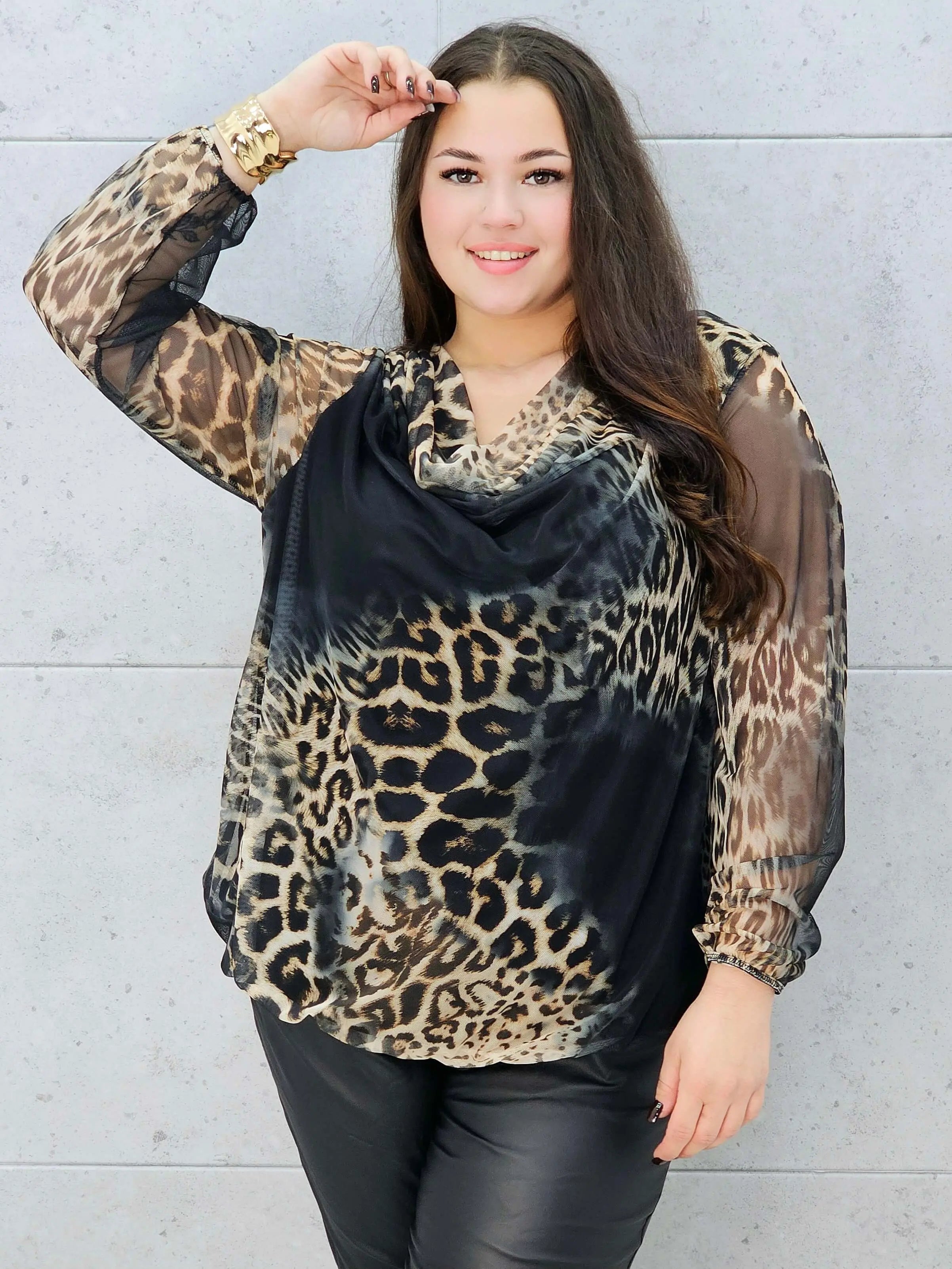 bluzka w panterkę lejący dekolt – elegancka stylizacja