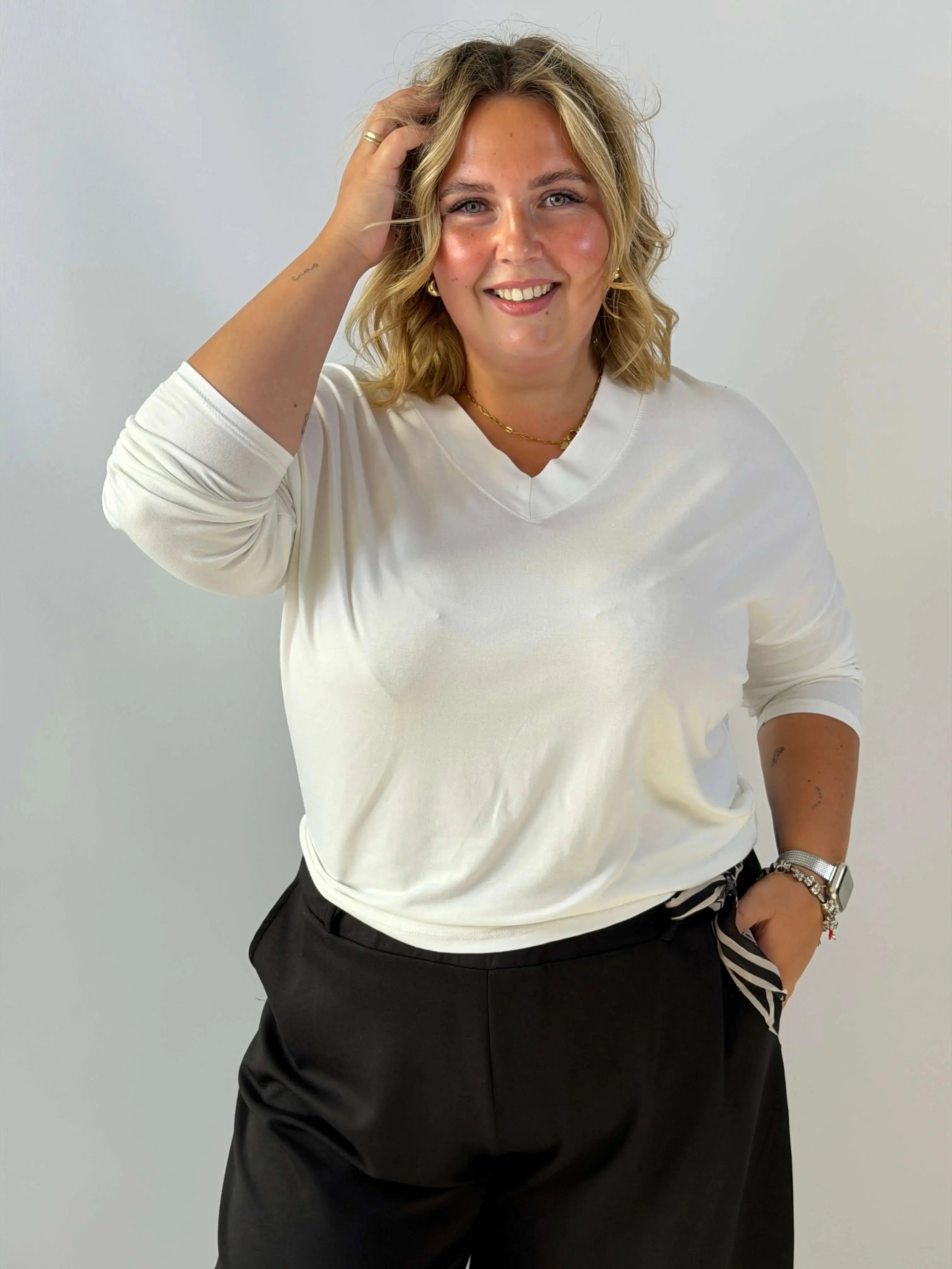 Bluzka wiskozowa Plus Size z kobiecym dekoltem w serek Stylowa XL