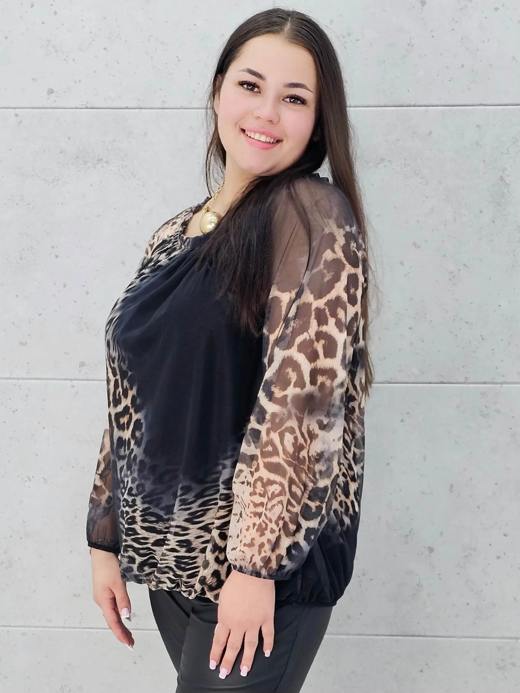 Bluzka z Bluzka plus size w panterkę – zmysłowa i kobieca propozycja dla każdej sylwetki. Stylowa XL