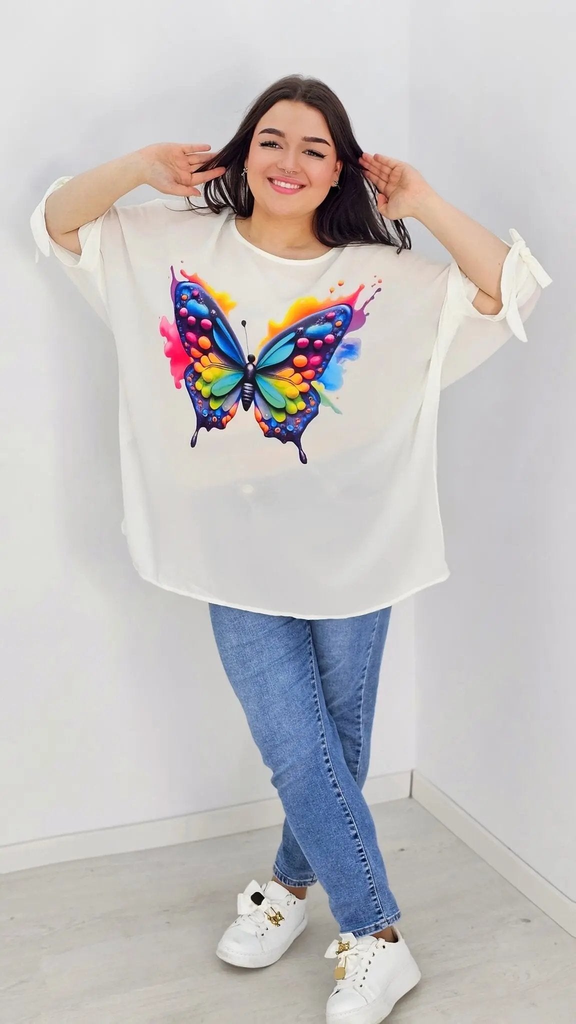 Bluzka z aplikacją na przodzie oraz wiązanym rękawem - kolorowy motyl Stylowa XL
