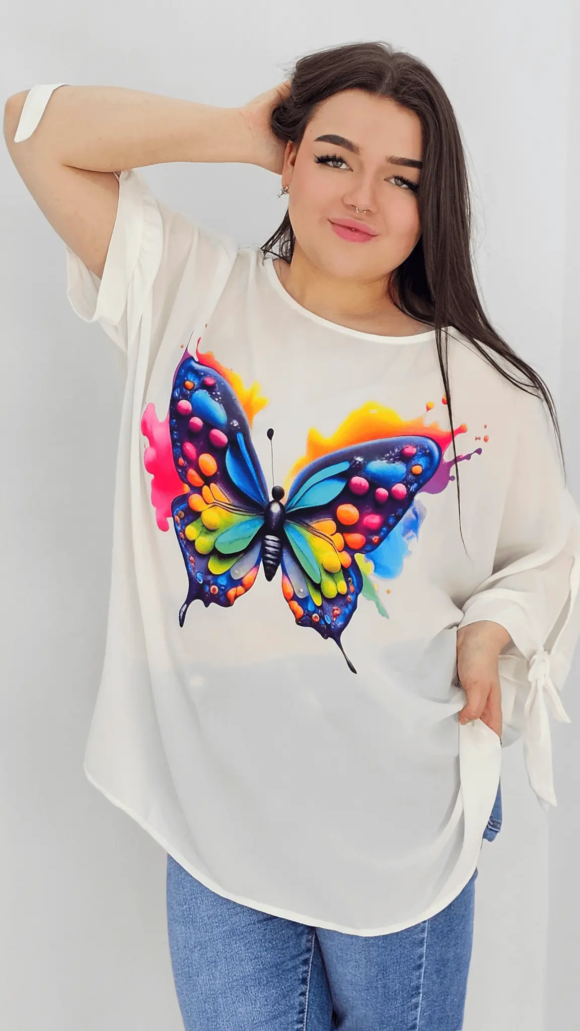 Bluzka z aplikacją na przodzie oraz wiązanym rękawem - kolorowy motyl Stylowa XL