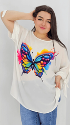 Bluzka z aplikacją na przodzie oraz wiązanym rękawem - kolorowy motyl Stylowa XL