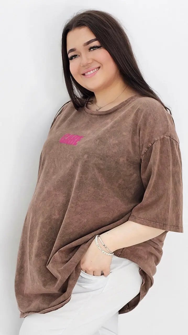 Bluzka z efektem vintage i minimalistycznym nadrukiem Stylowa XL