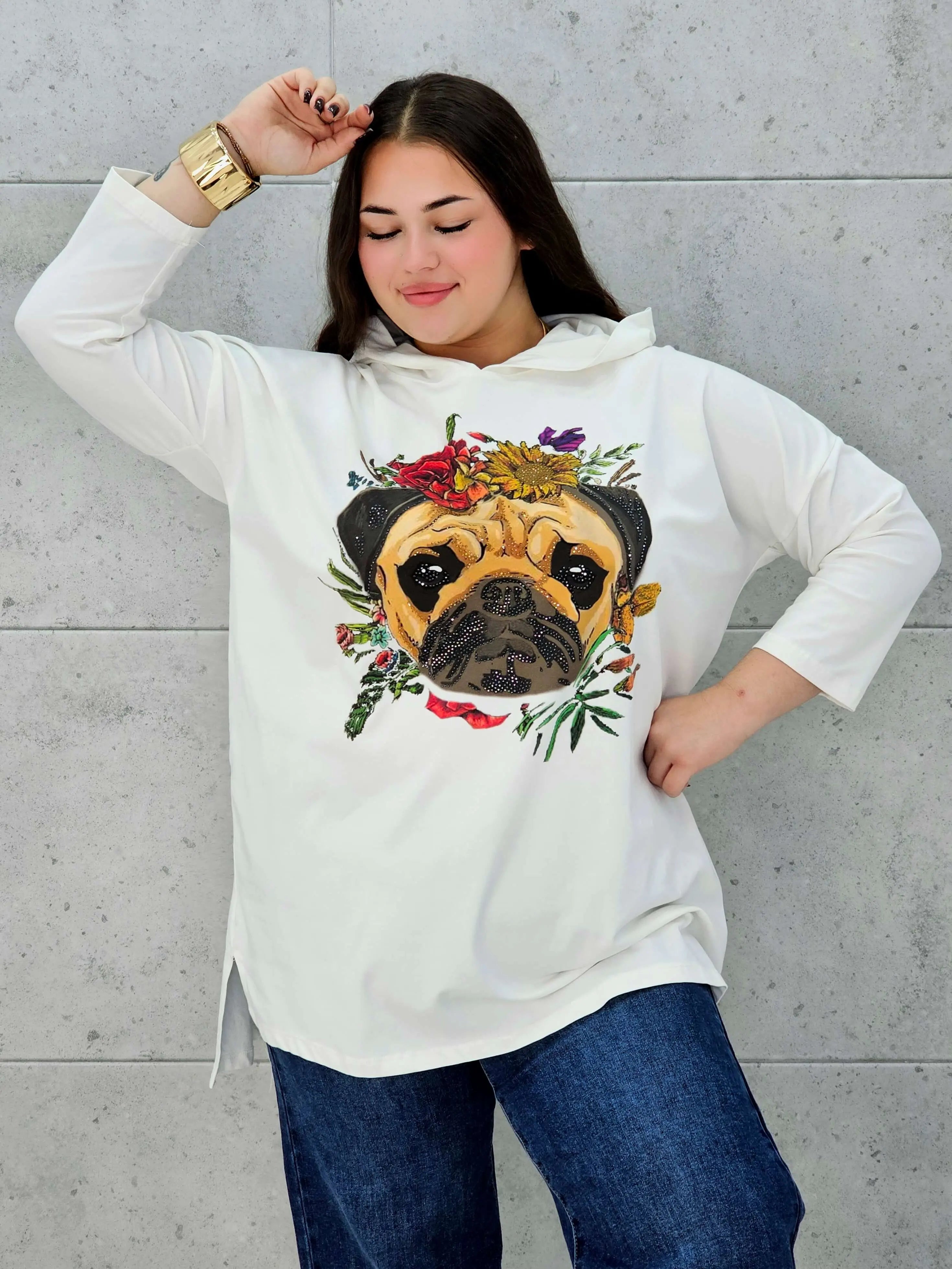 Bluzka z kapturem plus size StylowaXL z nadrukiem mopsa – wygoda i styl w jednym - Stylowa XL