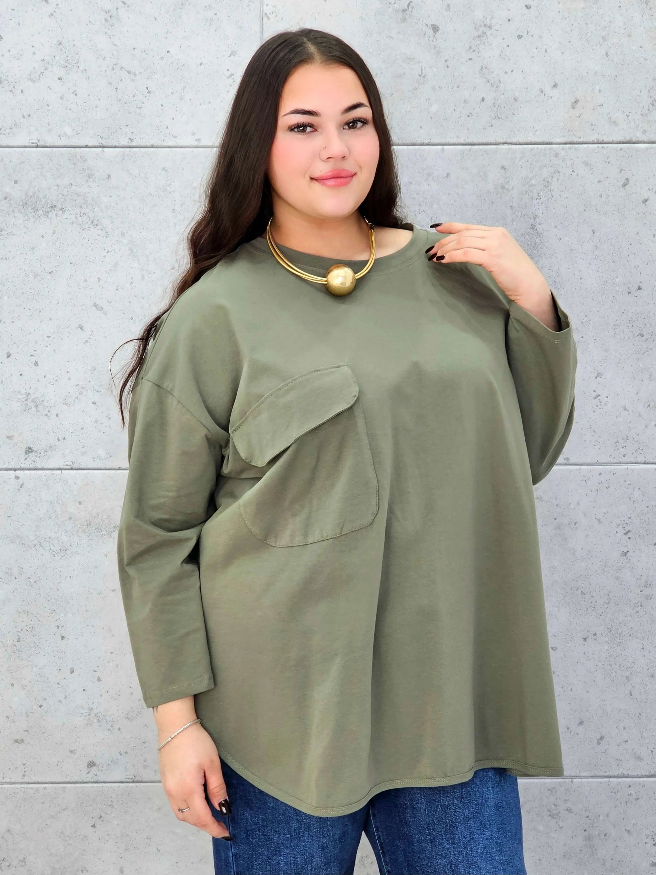 Bluzka z kieszonką plus size StylowaXL – oversize’owy komfort w modnym wydaniu - Stylowa XL