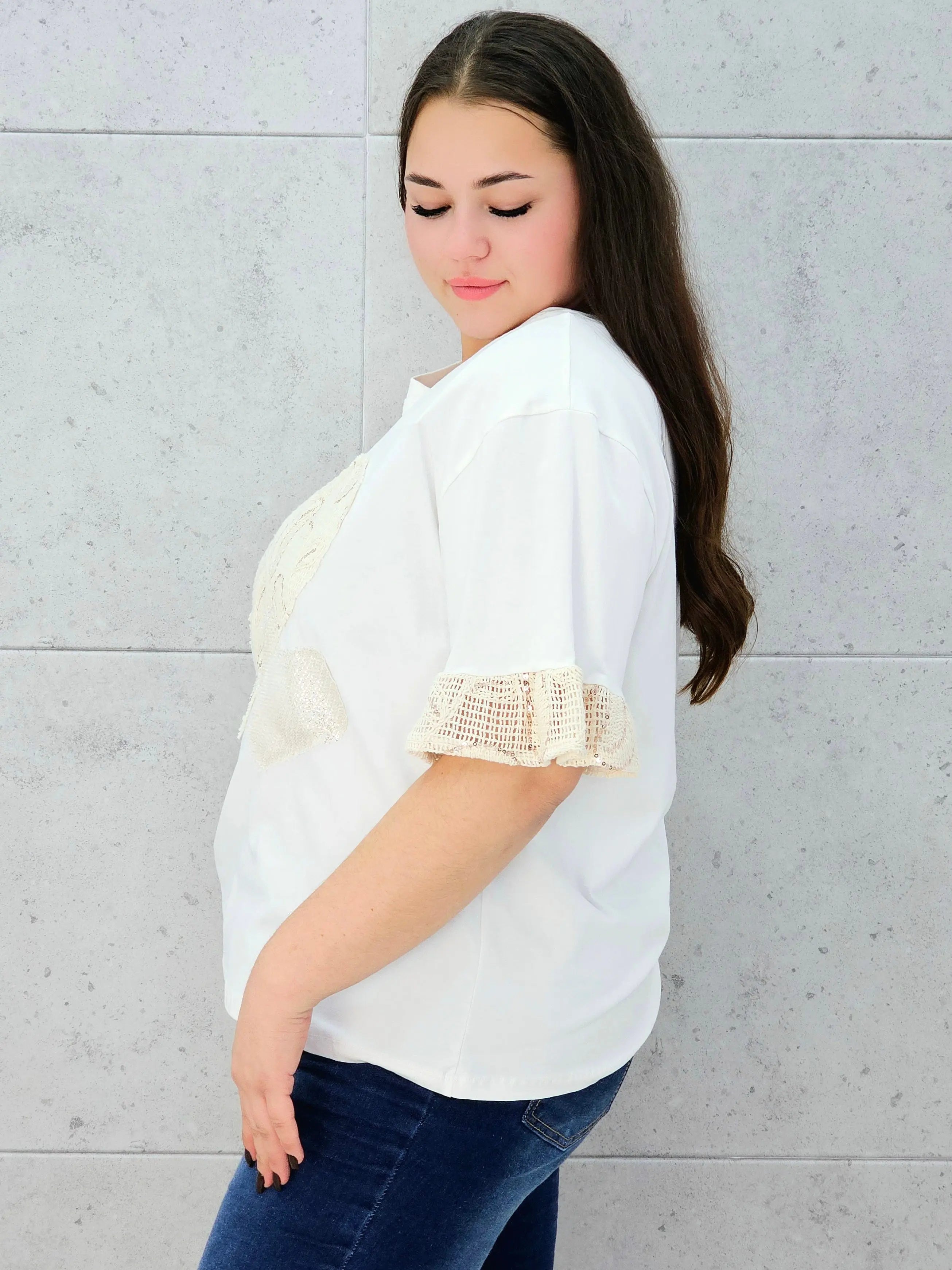 biała bluzka bokiem 