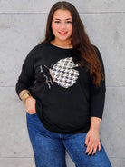 Bluzka z motylem plus size StylowaXL – kobiecy akcent w modnym wydaniu - Stylowa XL