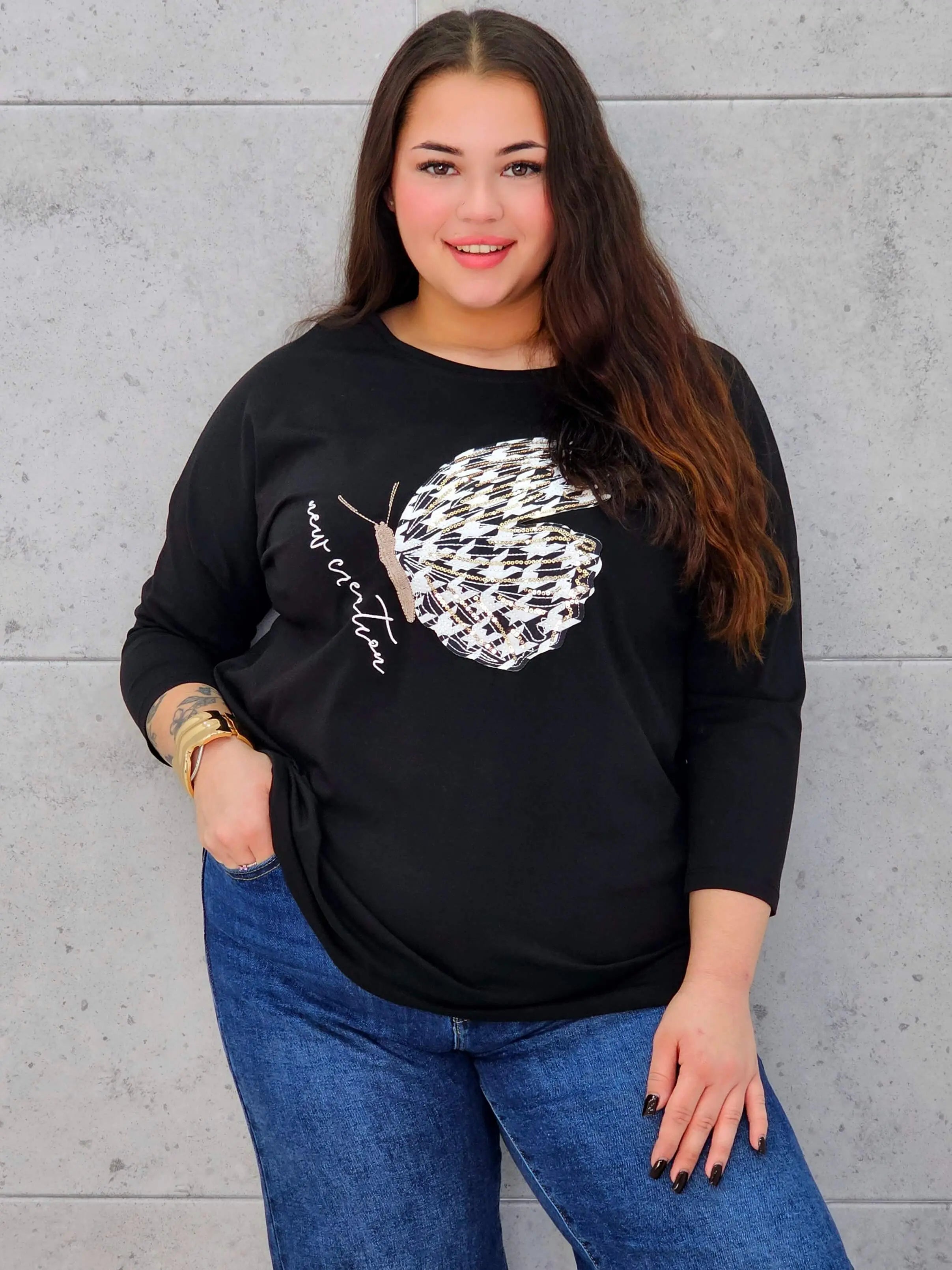 Bluzka z motylem plus size StylowaXL – kobiecy akcent w modnym wydaniu - Stylowa XL