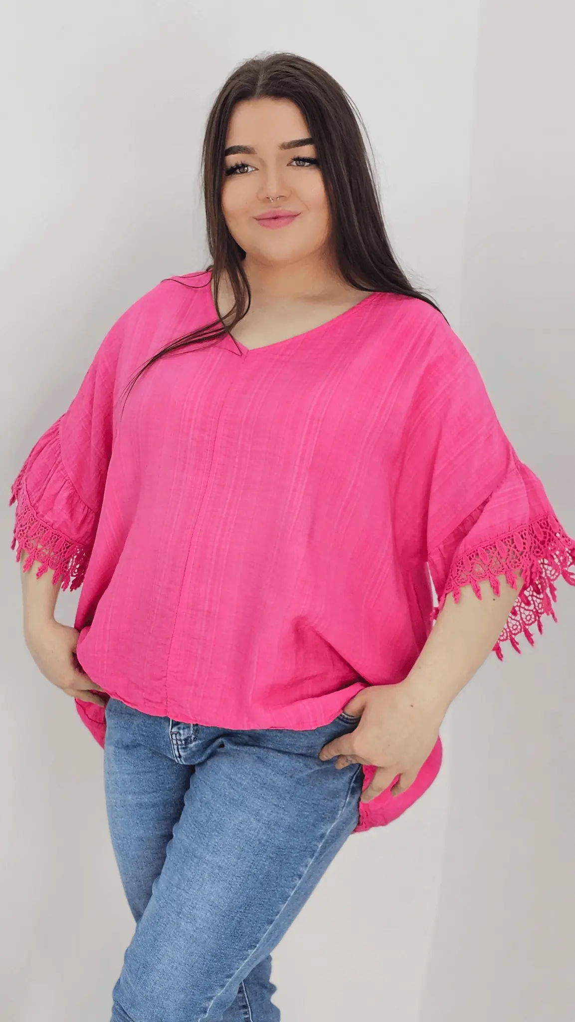 Bluzka z rękawem falbanką zakończonym haftem -fuksja Stylowa XL
