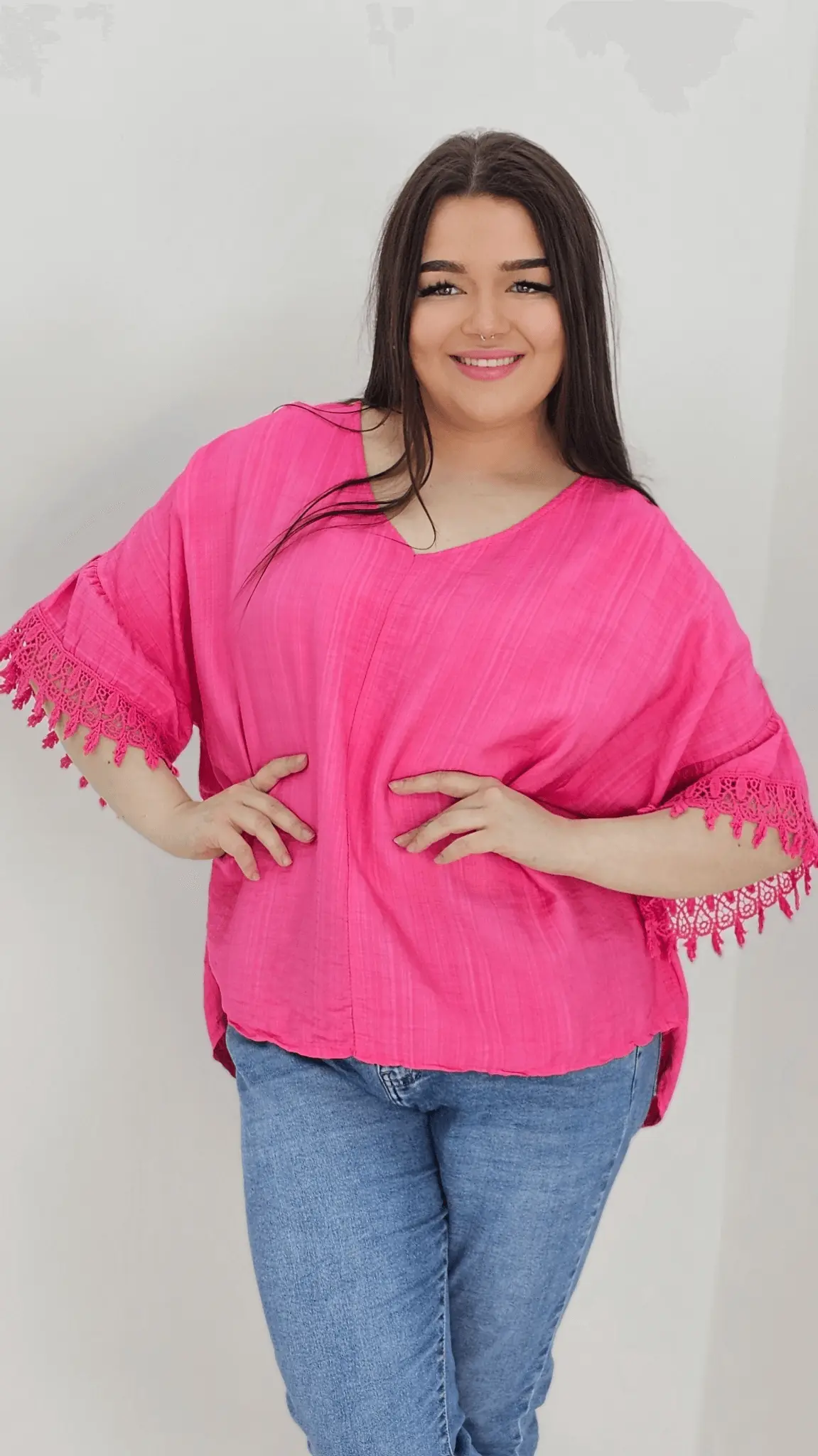 Bluzka z rękawem falbanką zakończonym haftem -fuksja Stylowa XL